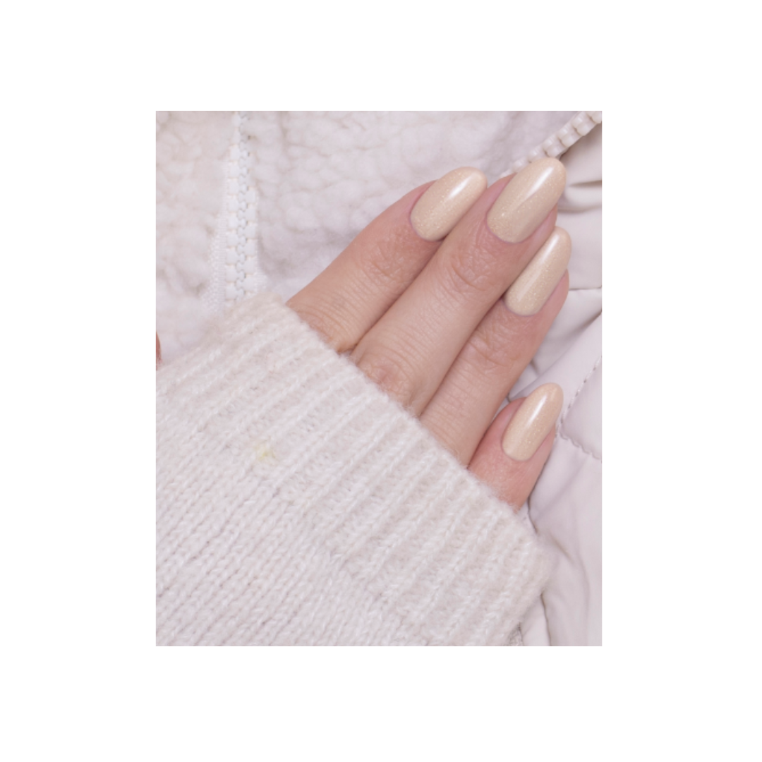 lichtbeige nagellak met vleugje shimmer